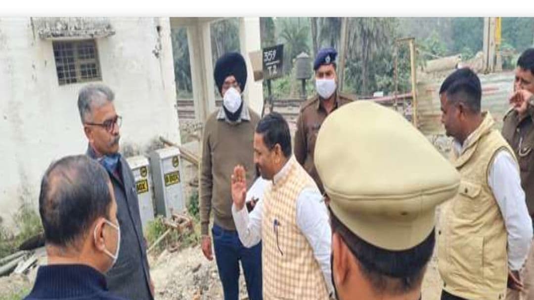 Bareilly News: आंवला सांसद की शिकायत पर डीआरएम अचानक पहुंचे बरेली, लाल फाटक ओवरब्रिज का किया निरीक्षण