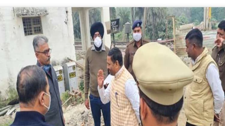 Bareilly News: आंवला सांसद की शिकायत पर डीआरएम अचानक पहुंचे बरेली, लाल फाटक ओवरब्रिज का किया निरीक्षण