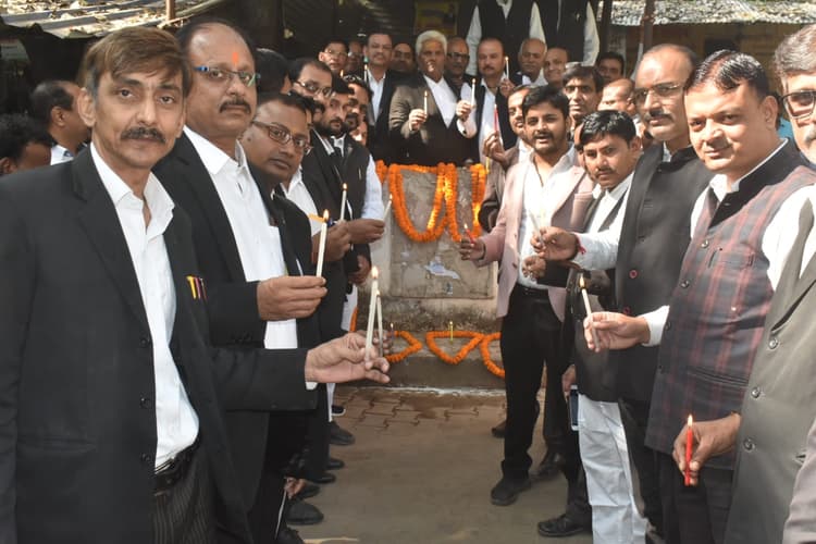 Varanasi News: बनारस कचहरी ब्लास्ट की 14वीं बरसी आज, शहीद वकीलों को दी गयी श्रद्धांजलि