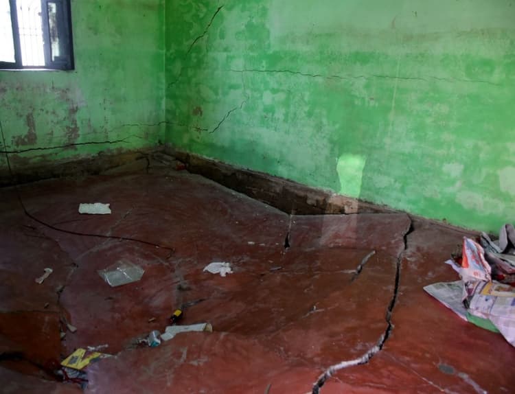 Varanasi News: गंगोत्री विहार कॉलोनी में जमीन में धंस रहे मकान, जानें वजह