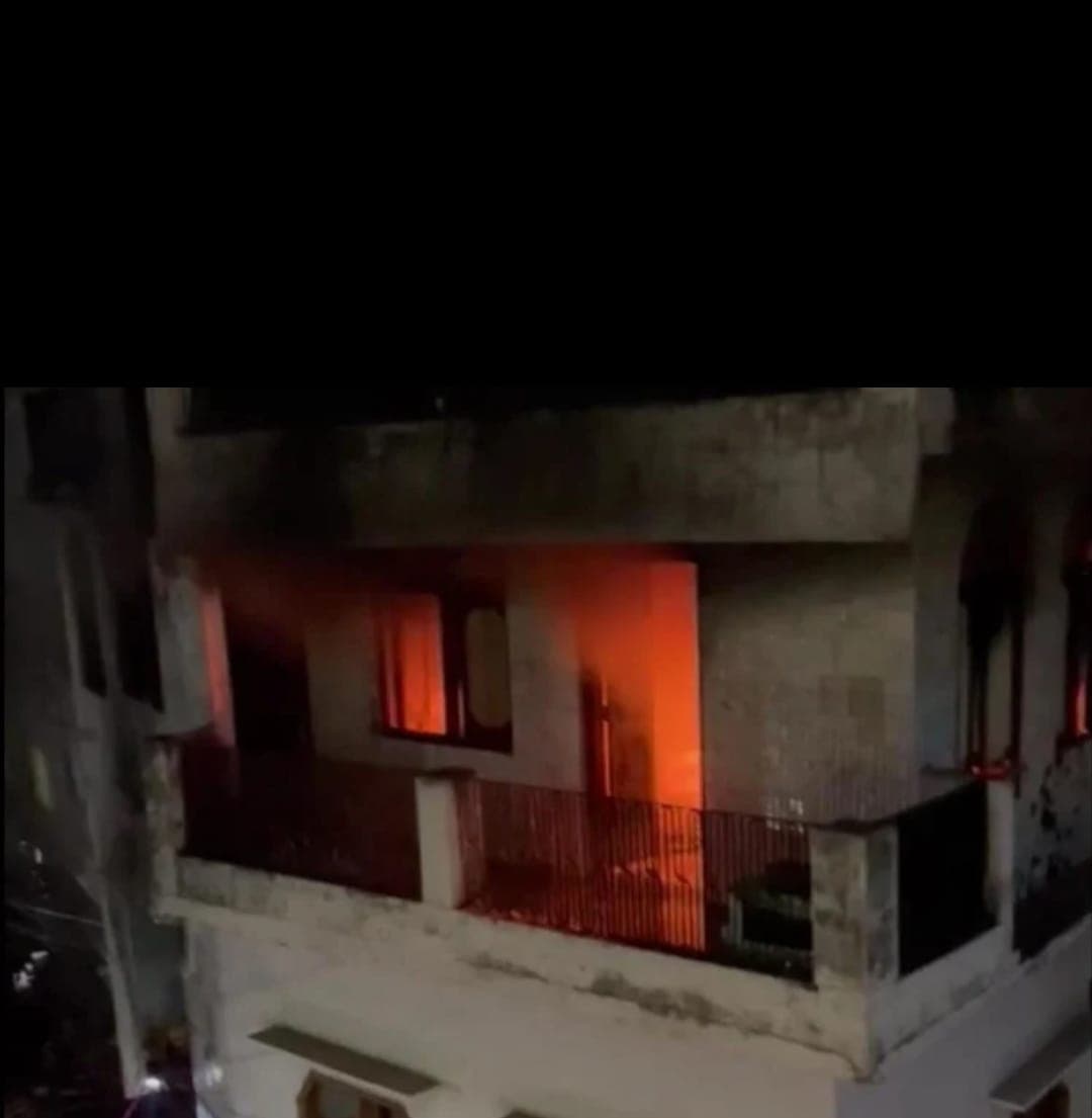 Bareilly News: मकान की तीसरी मंजिल पर बने टेंट गोदाम में लगी आग, लाखों का सामान जलकर खाक