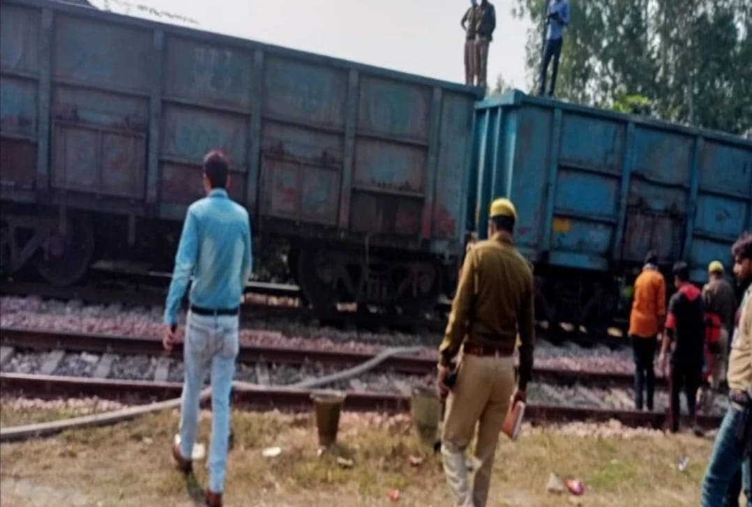 Bareilly News: 'बर्निंग ट्रेन' बनकर ट्रैक पर दौड़ी मालगाड़ी, दो घंटे ट्रेन संचालन ठप