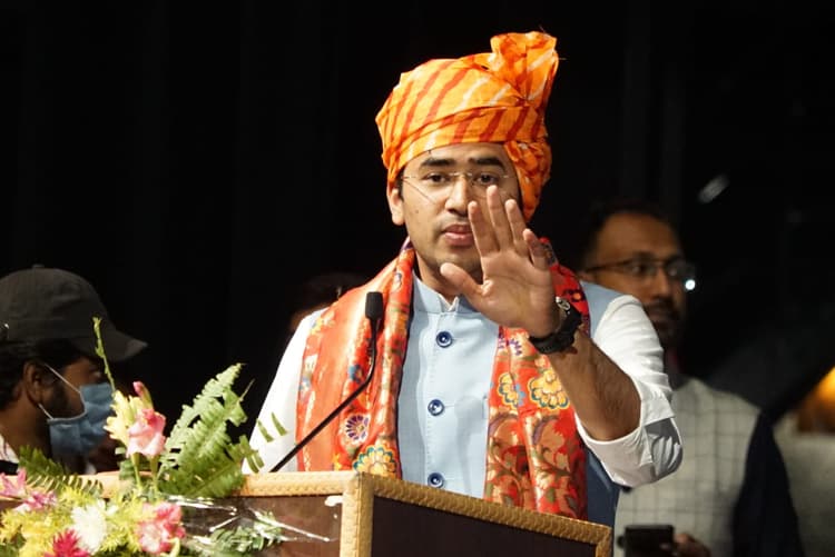 अखिलेश यादव के राज में 'मियाओं' और 'भाईजान' की सरकार, काशी में बोले तेजस्वी सूर्या