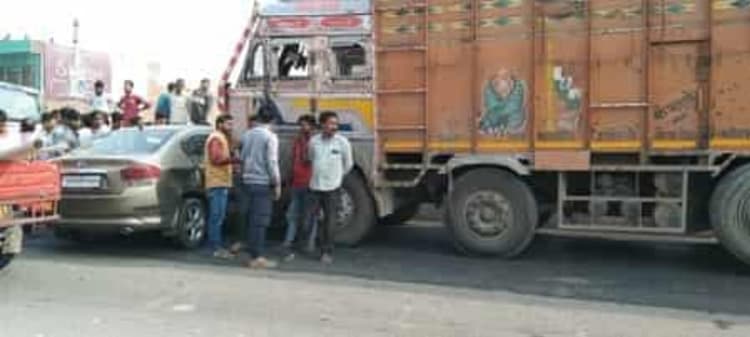Bareilly News: बदायूं हाईवे पर ट्रक ने कार में मारी टक्कर, एयरफोर्स सिपाही घायल