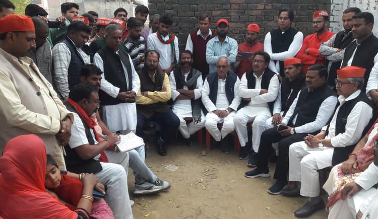 फाफामऊ हत्याकांड: सपा प्रतिनिधि मंडल ने गोहरी गांव में पीड़ित परिजनों से की मुलाकात, कहा- हम आपके साथ हैं