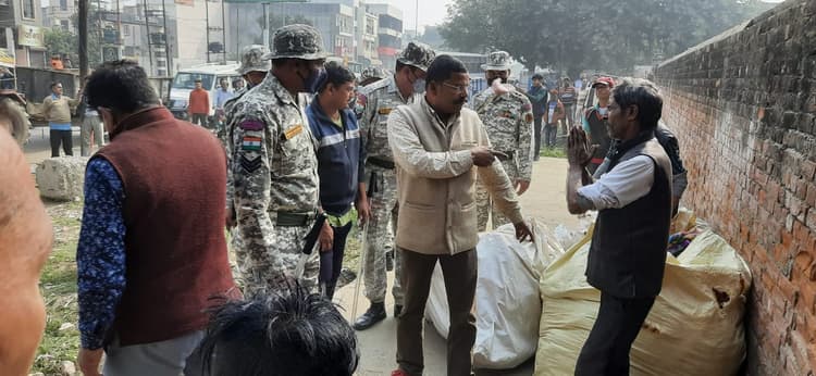 Bareilly News: नगर निगम ने उजाड़ा रोजगार तो भिड़ गए दुकानदार, पुलिस की मौजूदगी में जमकर हाथापाई़