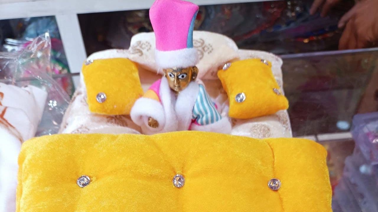 Varanasi News: भगवान को भी लगने लगी ठंड, गर्म और ऊनी कपड़े खरीद रहे श्रद्धालु