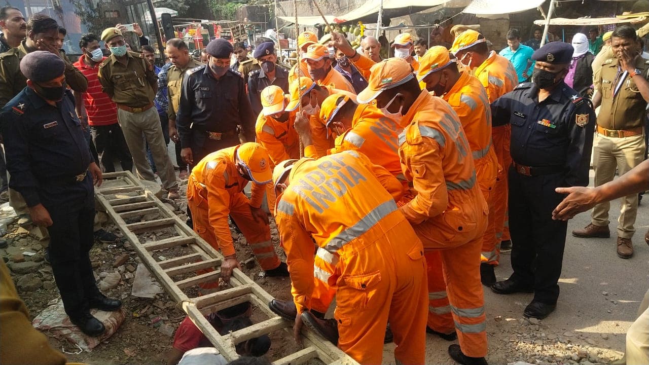 Varanasi News: मेनहोल में गिरा युवक, मौके पर पहुंची NDRF की टीम, राहत और बचाव कार्य जारी
