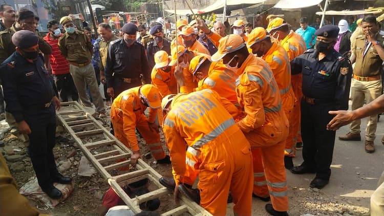 Varanasi News: मेनहोल में गिरा युवक, मौके पर पहुंची NDRF की टीम, राहत और बचाव कार्य जारी