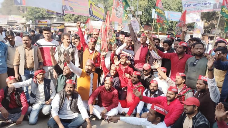 Bareilly News: UP TET कैंसिल होने पर सपाइयों का प्रदर्शन, 15 दिन में दोबारा परीक्षा कराने की मांग