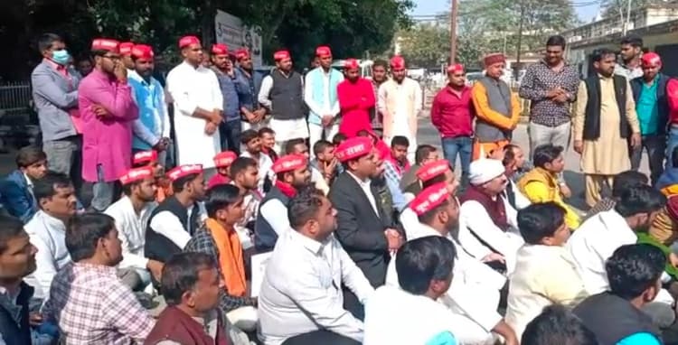 अंकुर हत्याकांड: SP-BSP, कांग्रेस और ब्राह्मण सभा के लोगों ने DM कार्यालय पर दिया धरना, सरकार पर लगाया यह आरोप