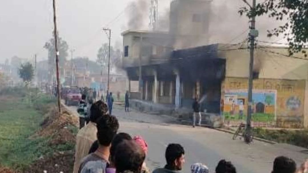 Budaun News: बदायूं में शार्ट सर्किट से गैस एजेंसी में लगी आग, टला बड़ा हादसा