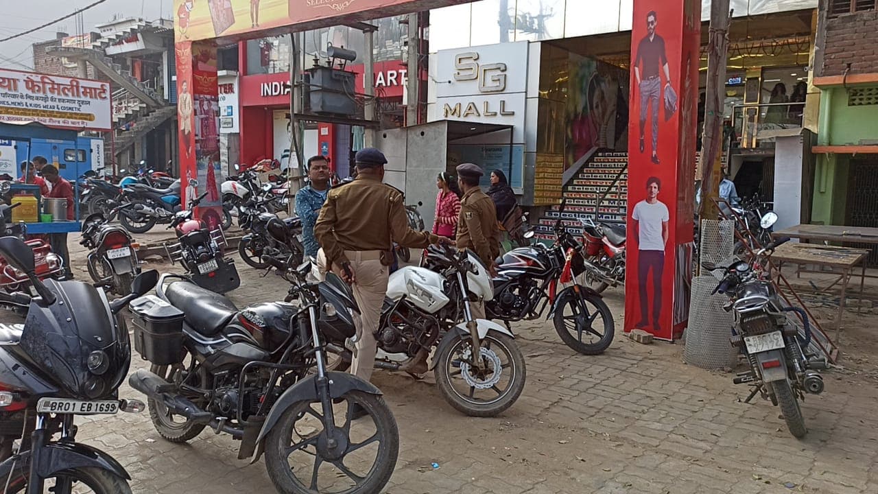 बाइक सवार अपराधियों ने CISF जवान की पत्नी का  मंगलसूत्र छीनकर फरार, सीसीटीवी में कैद हुई पूरी घटना