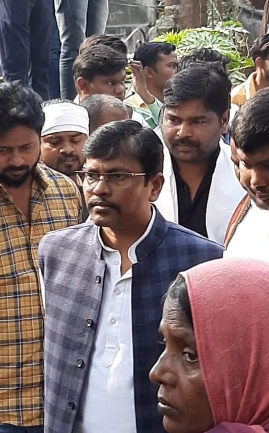 अंकुर हत्याकांड: आरोपियों के घर पहुंचे निषाद पार्टी के नेता, लगाया जबरन फंसाने का आरोप