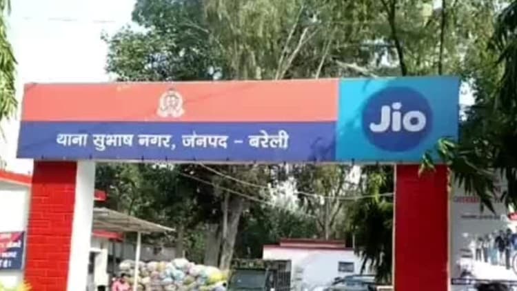 Bareilly News: शराब के नशे में धुत सिपाही अवैध तमंचा लेकर पहुंचा थाने, दिखाने लगा दबंगई, SSP ने किया निलंबित