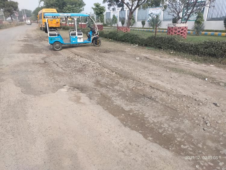 दुर्दशा: साहब! आपने सड़क गड्ढा मुक्त किया है या तालाब ही बना दिया? इसमें चलें या गाड़ी को धक्का मारें