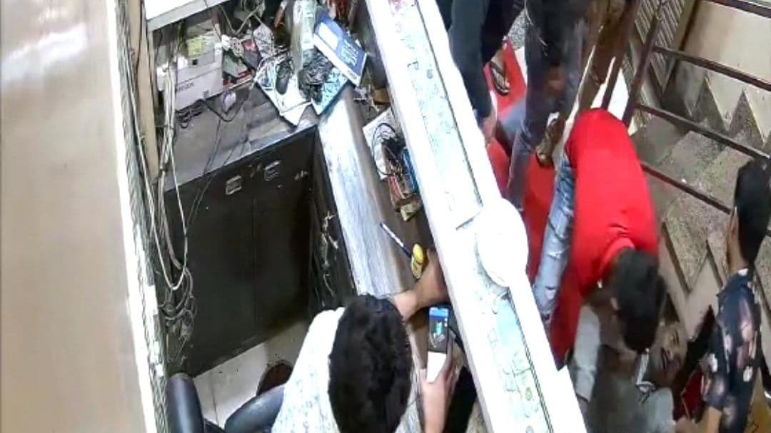 Bareilly News: बेटी की डोली उठने से पहले पिता की मौत, सिर्फ तीन सेकेंड में दुनिया को कहा अलविदा, देखें Video