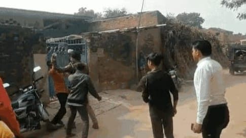 Kanpur News: युवक की हत्या के आरोपी को पीट रहे थे ग्रामीण, तभी पहुंची पुलिस और फिर...