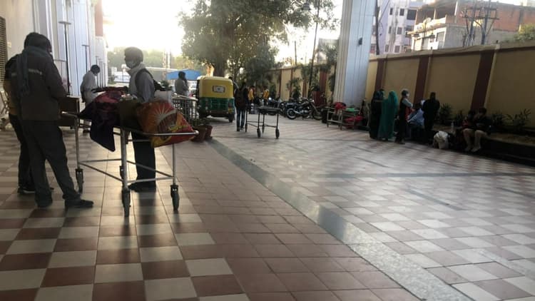 Varanasi News: सर सुंदरलाल अस्पताल के डॉक्टर आर-पार के मूड में, अब इमरजेंसी सेवा भी रोकी