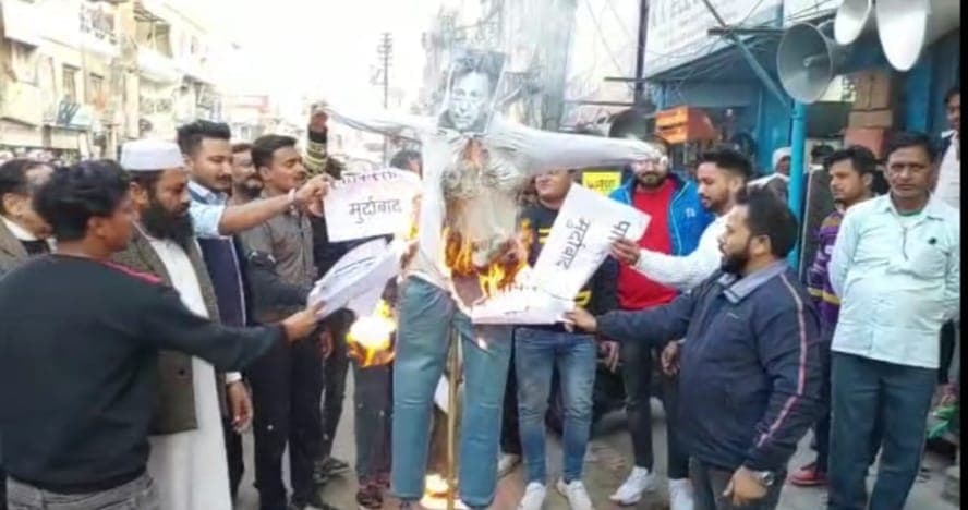 बरेली में पाकिस्तान के प्रधानमंत्री इमरान खान का फूंका पुतला, इस कारण की जमकर नारेबाजी