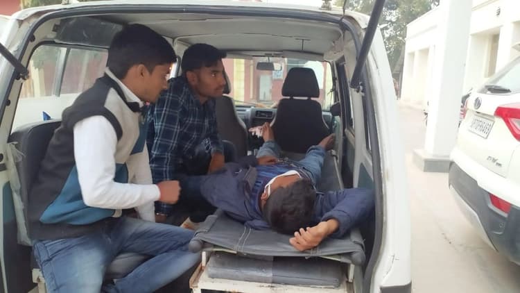 Prayagraj News: इलाहाबाद यूनिवर्सिटी में आमरण अनशन पर बैठे छह छात्रों की तबियत बिगड़ी, अस्पताल में भर्ती