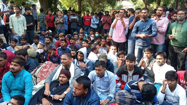 इलाहाबाद विश्वविद्यालय के मुख्य गेट को छात्रों ने किया बंद, पुलिस प्रशासन पर लगाया यह आरोप