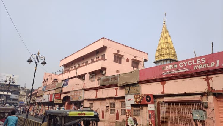 Varanasi News: गुलाबी रंग से सज रहे काशी विश्वनाथ धाम तक जाने वाले मार्ग, दी जा रही आकर्षक डिजाइनिंग