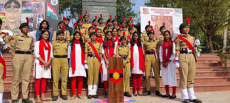 Lucknow News: स्वर्णिम विजय मशाल पहुंची लखनऊ यूनिवर्सिटी, एनसीसी कैडेट्स ने दिया गार्ड ऑफ ऑनर