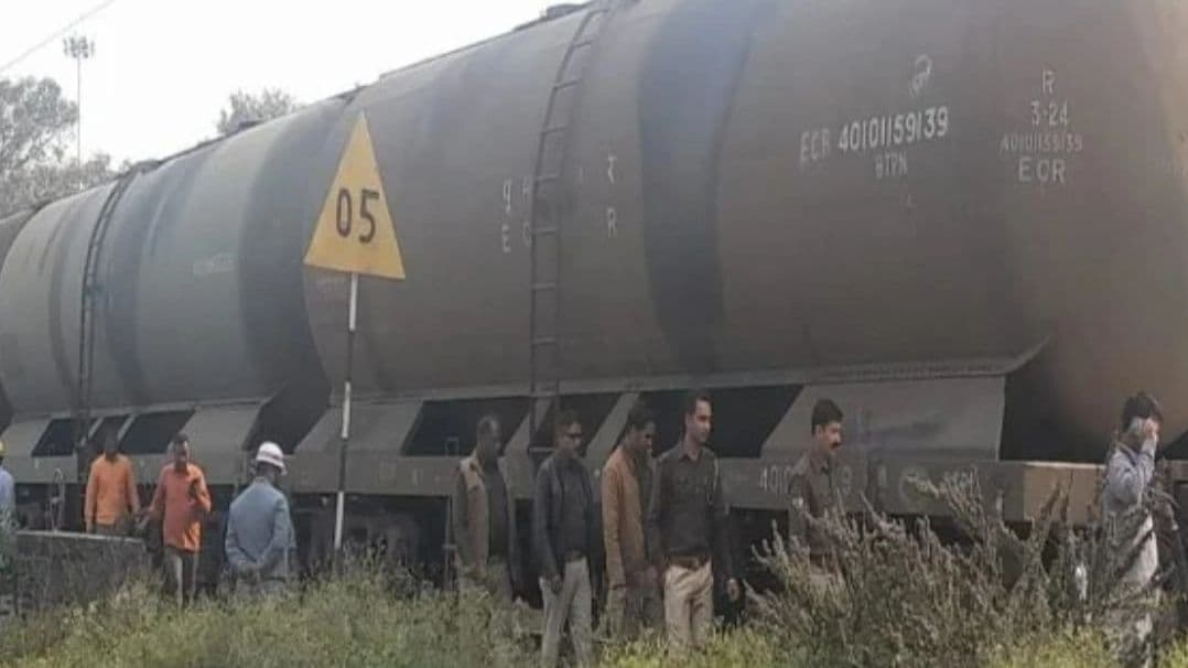 Bareilly News: बरेली में फिर ऑयल गुड्स ट्रेन डिरेल, दो दिन में एक ही जगह पर दूसरी घटना, जांच जारी