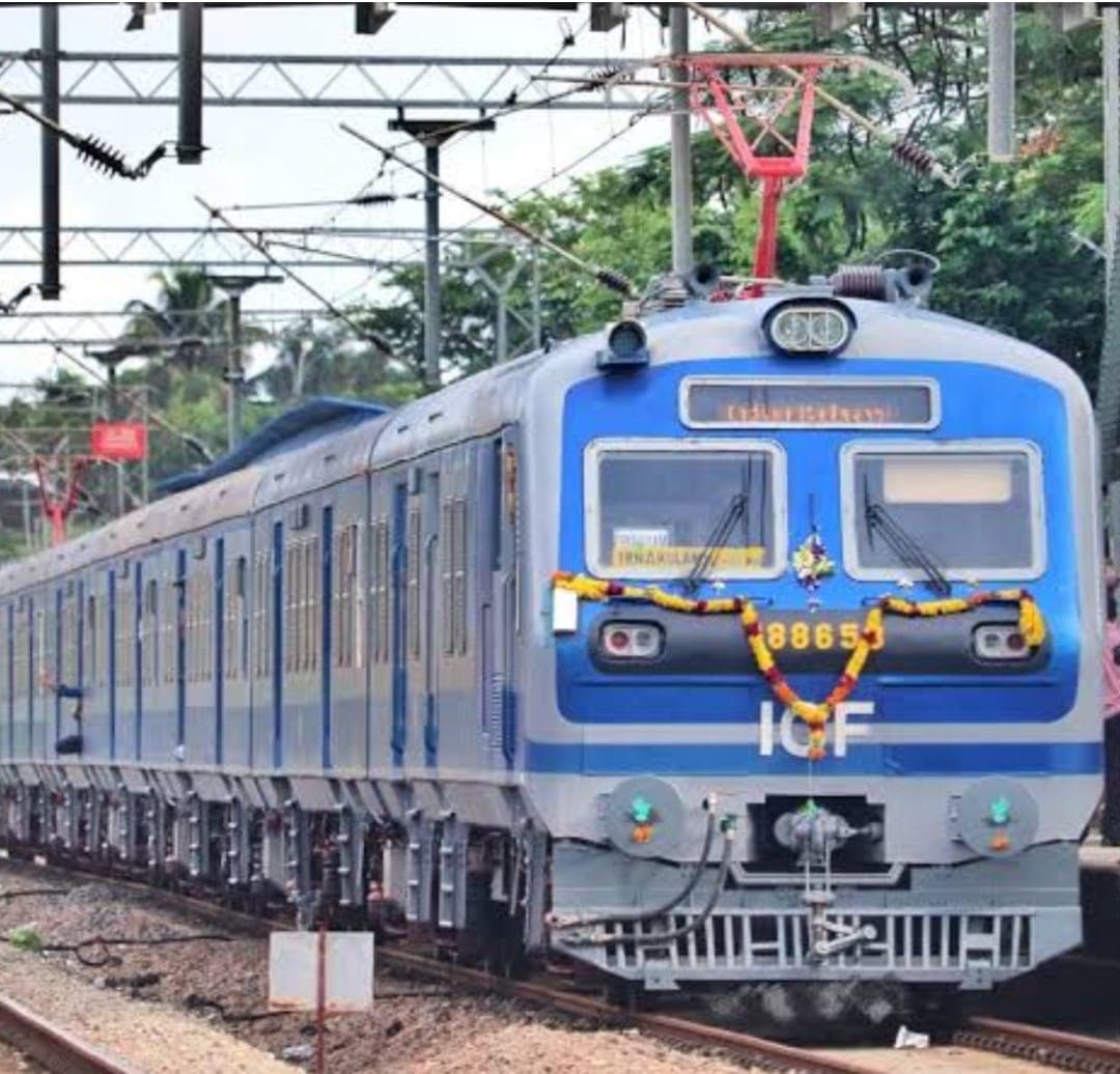 बरेली में मेंटिनेंस के बाद 100 किमी प्रति घंटे की रफ्तार से दौड़ी नागपुर मंडल की इलेक्ट्रिक मेमू ट्रेन