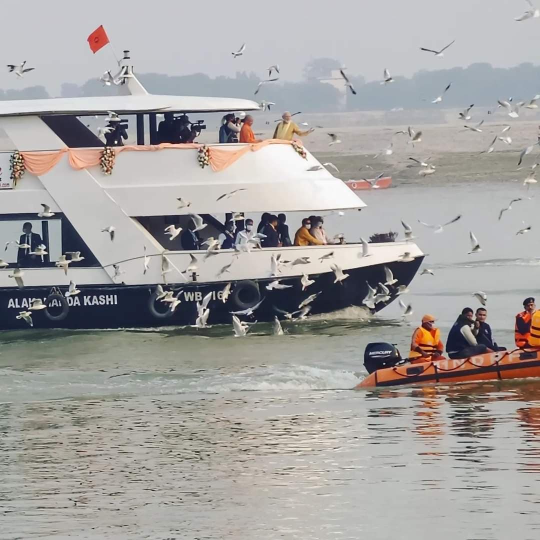 PM Modi Kashi Visit: घाटों और चौराहों पर लगा हर हर महादेव का जयघोष, पीएम ने हाथ हिलाकर स्वीकार किया अभिवादन
