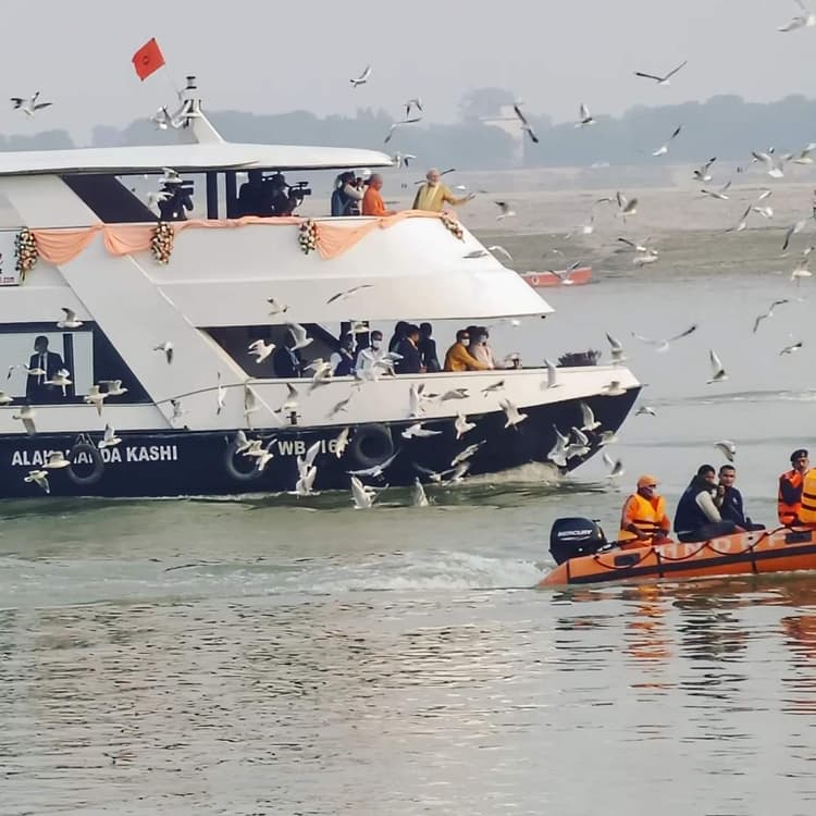 PM Modi Kashi Visit: घाटों और चौराहों पर लगा हर हर महादेव का जयघोष, पीएम ने हाथ हिलाकर स्वीकार किया अभिवादन