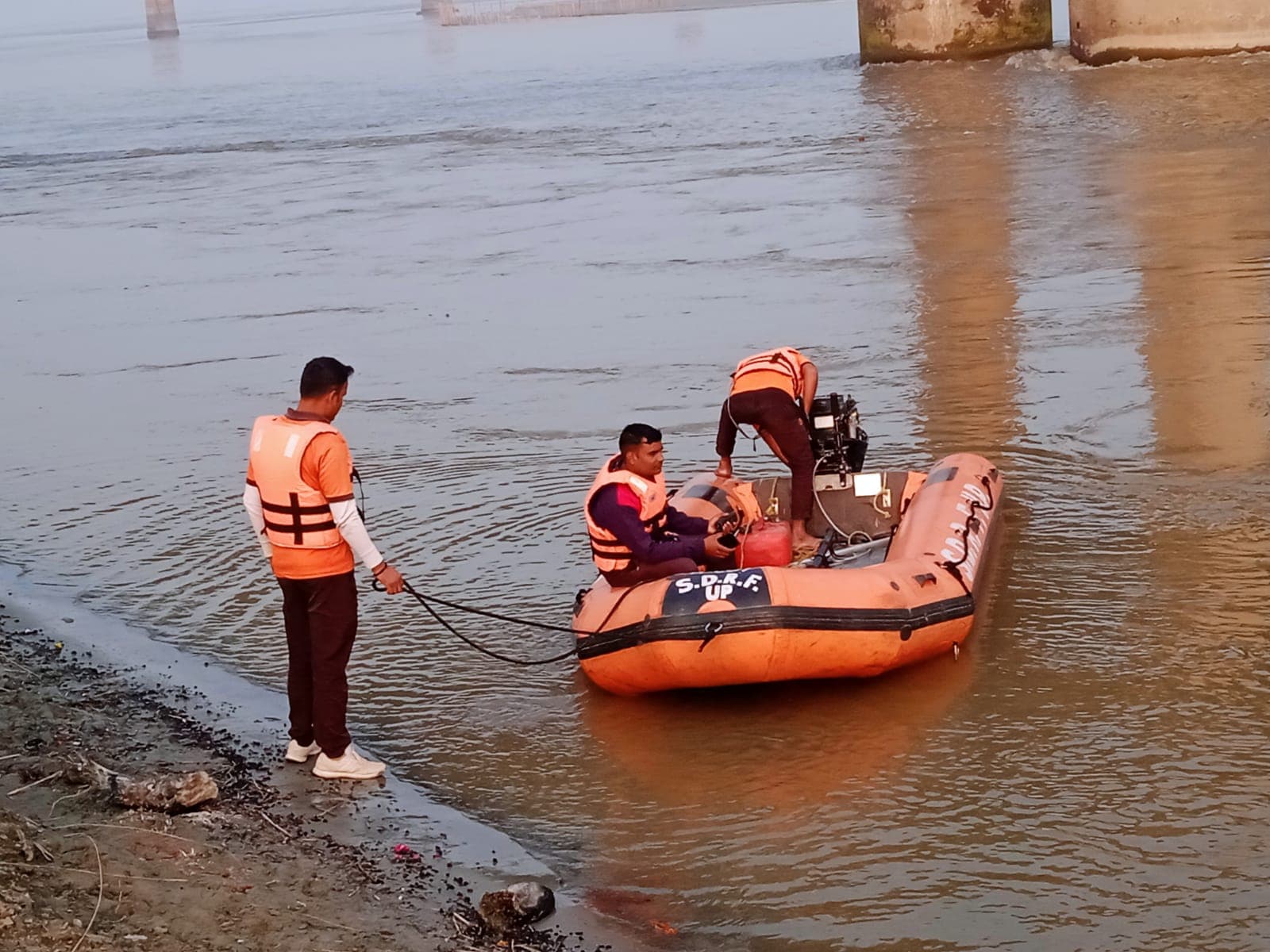 Magh Mela 2022: पांटून पुल का निर्माण कर रहा मजदूर गंगा में समाया, आक्रोशित मजदूरों ने काम रोका, की यह मांग