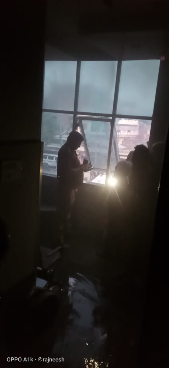 Prayagraj News: अस्पताल में लगी आग, तीसरी मंजिल पर फंसा डॉक्टर का परिवार