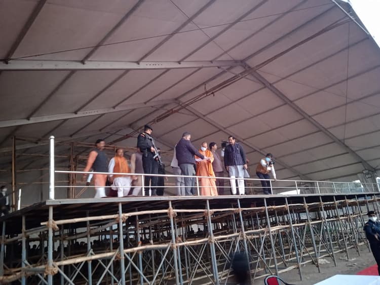 Prayagraj News: PM मोदी के कार्यक्रम की समीक्षा करने पहुंचे CM योगी, आगे-आगे दौड़ लगाते नजर आए DM