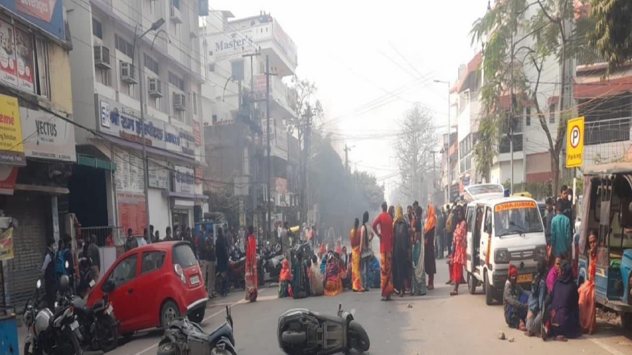 Bihar News : ट्रांसजेंडर की पटना में निर्मम हत्या, पथराव और बवाल के बाद पुलिस ने किया लाठीचार्ज