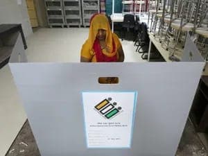 गुजरात पंचायत चुनाव: सरपंच उम्मीदवार को परिवार के सदस्यों ने ही नहीं दिया वोट, फूट-फूटकर रोया