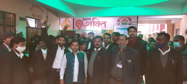 Bareilly News: सदर तहसील में वकीलों का हंगामा, लेखपाल पर लगाया वसूली और बदतमीजी करने का आरोप