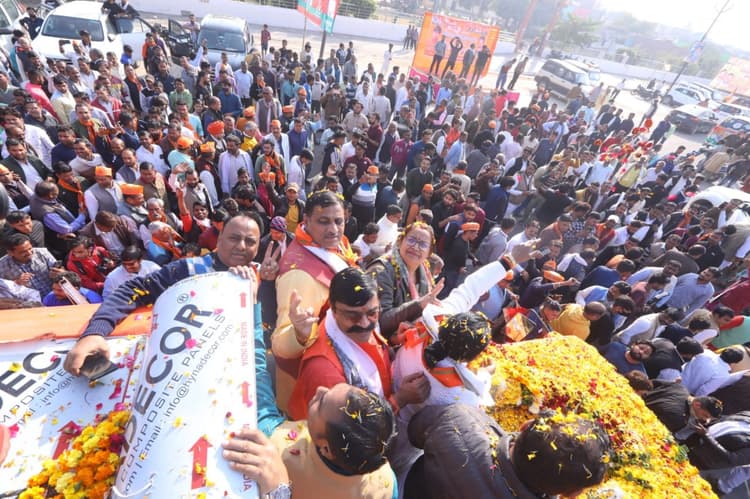 कितने बिगड़ेंगे बोल: अब बीजेपी एमएलसी की फिसली जुबान, अखिलेश को बताया औरंगजेब का वंशज