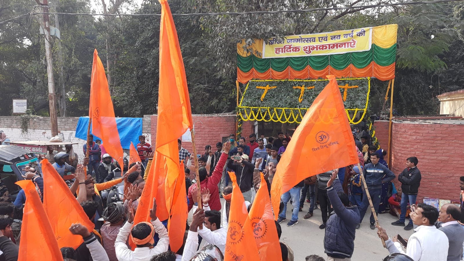 Varanasi News: धर्मांतरण के विरोध में हनुमान चालीसा, विहिप-बजरंग दल कार्यकर्ताओं ने लोगों को किया जागरूक