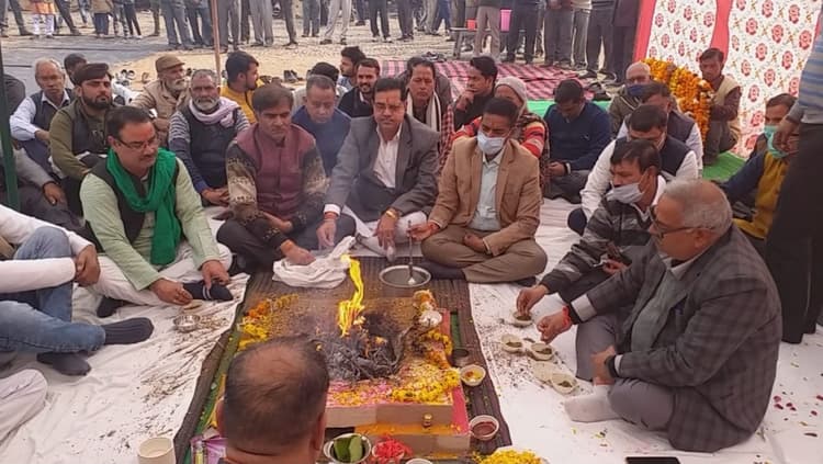 Aligarh News: साथा चीनी मिल को लेकर किसानों ने प्रभारी मंत्री का किया था विरोध, अब शुरू हुई पेराई