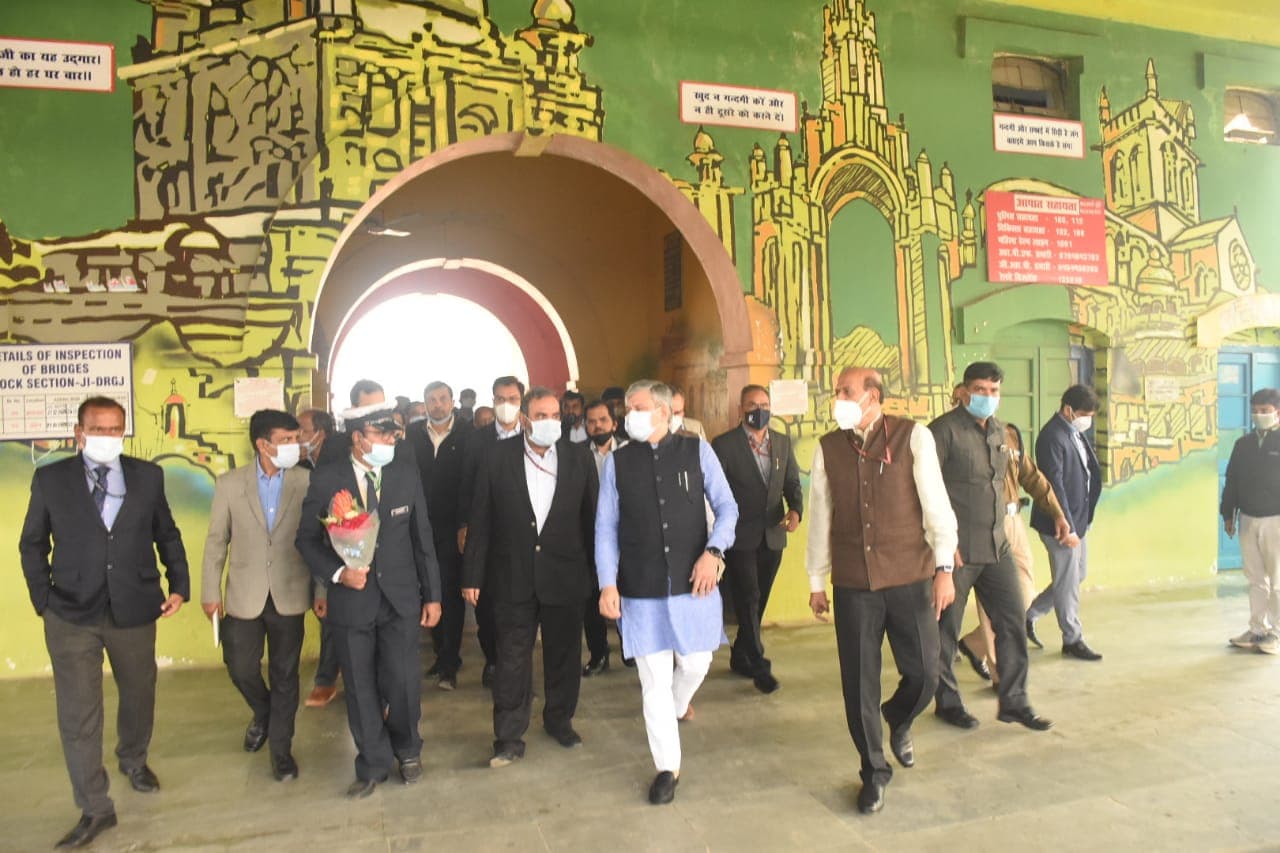 काशी में रेल मंत्री अश्विनी वैष्णव बोले- 7 साल में रेलवे स्टेशनों की बदली तस्वीर, अब हर स्टेशन है साफ-सुथरा