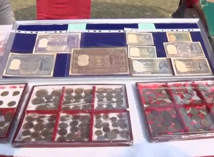 पूर्व पीएम अटल बिहारी वाजपेयी के जन्मदिन पर प्रदर्शनी का आयोजन, प्राचीन सिक्कों को देख चकित हुए लोग