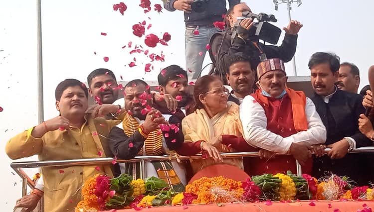 Prayagraj News: बीजेपी की जन विश्वास यात्रा में उमड़ा जनसैलाब, आपस में भिड़ी काफिले में चल रही दो गाड़ियां