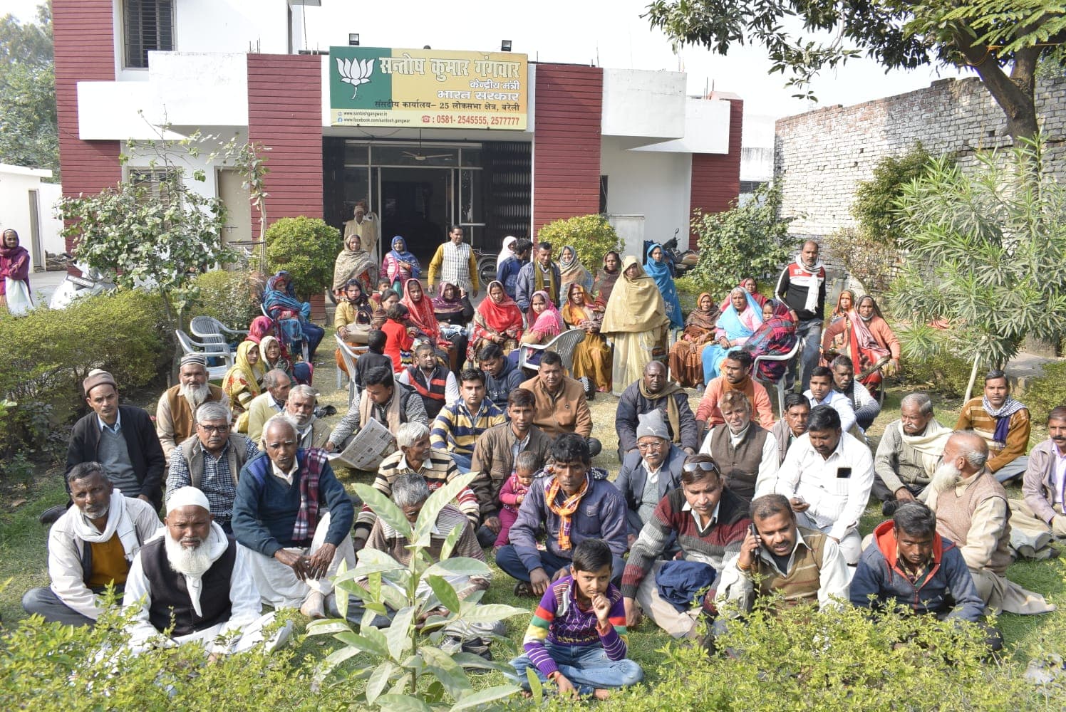 बरेली के किसानों ने पूर्व केंद्रीय मंत्री संतोष गंगवार का घेरा घर, जमकर की नारेबाजी,  जानिए वजह