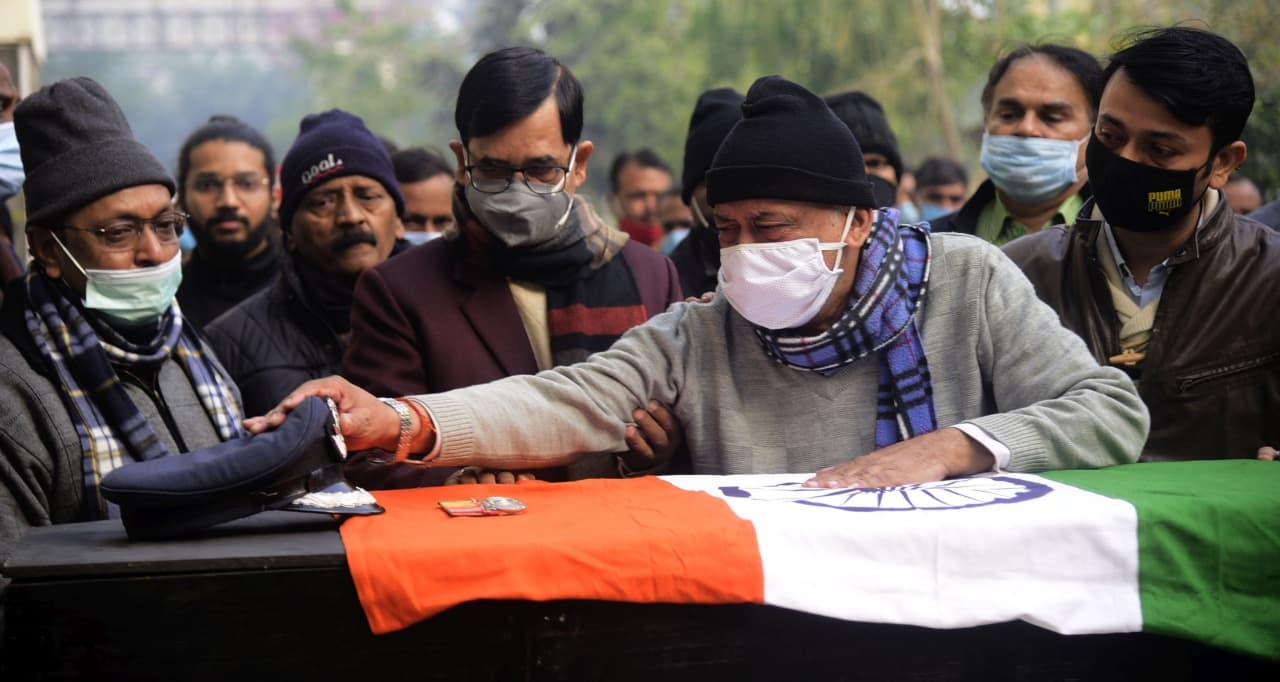 Photos: पंचतत्व में विलीन हुए शहीद विंग कमांडर हर्षित सिन्हा, लोगों ने नम आंखों से दी अंतिम विदाई