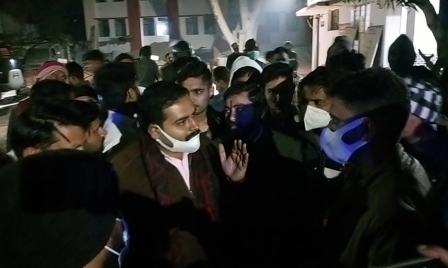 Agra News: अराजकतत्वों ने राष्ट्रीय स्वयंसेवक संघ के कार्यालय पर किया पथराव, 6 घायल, जानिए किस पर लग रहा आरोप