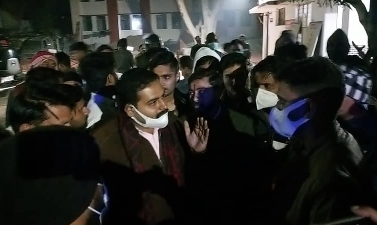 Agra News: अराजकतत्वों ने राष्ट्रीय स्वयंसेवक संघ के कार्यालय पर किया पथराव, 6 घायल, जानिए किस पर लग रहा आरोप