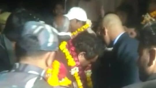 Agra News: प्लाटून पुल के उद्घाटन में गए केंद्रीय मंत्री के जूते चोरी, न मिलने पर माइक से कराया गया अनाउंसमेंट