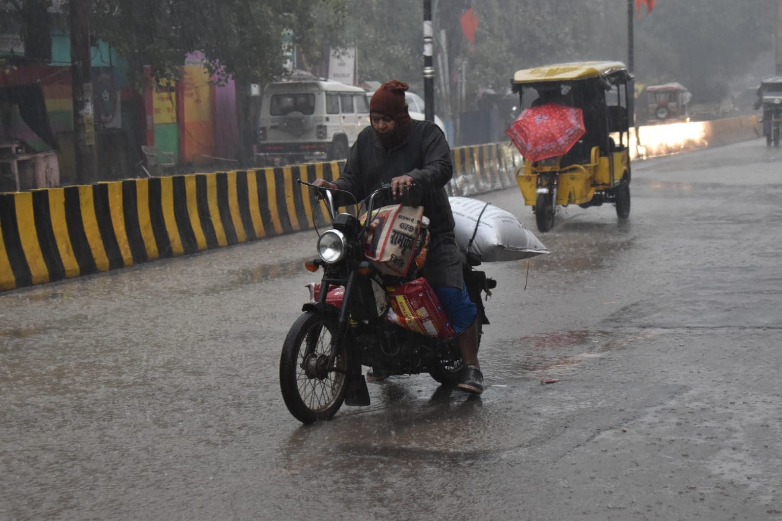 Varanasi Weather News: ठंड से कांप रही भगवान शिव की नगरी, इन Photos में देखें सर्दी का सितम